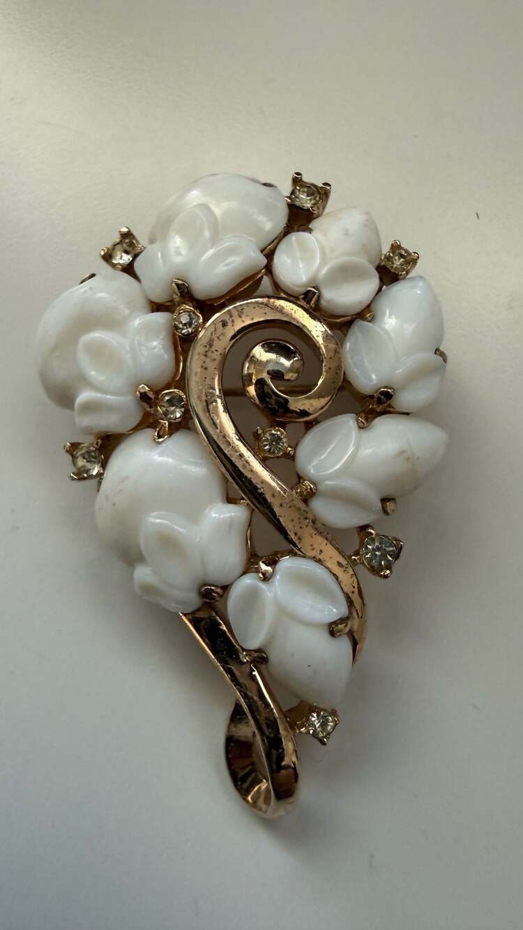 Rare Vintage Trifari Gold Tone White Carved Floral Rhinestone Brooch